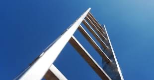 Aluminium ladder tegen blauwe lucht