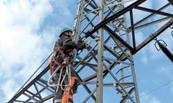 Monteur met valbeveiliging op hoogte
